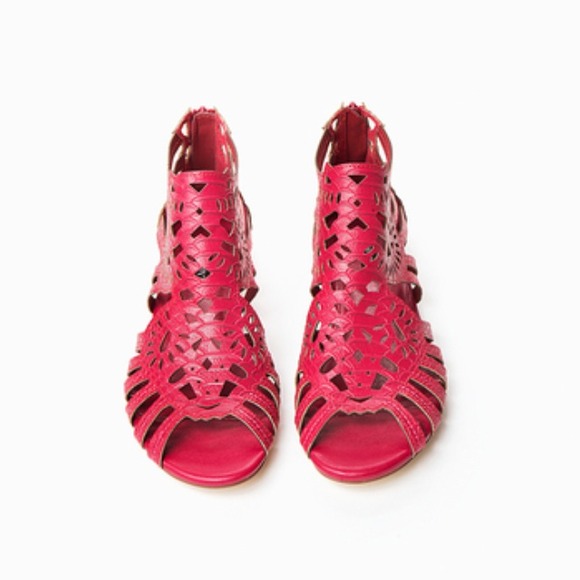❌SOLD IN BUNDLE❌// Lasercut Leather Sandals - Picture 2 of 4