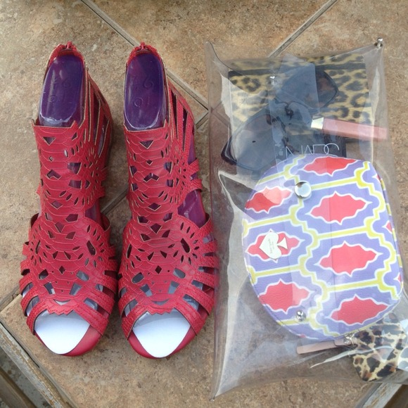 ❌SOLD IN BUNDLE❌// Lasercut Leather Sandals - Picture 3 of 4