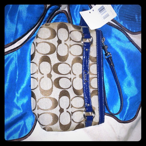 ⭐Hold⭐Coach wristlet tan with blue leather