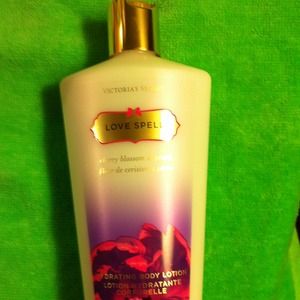 victorias secret love spell hydrating body lotion