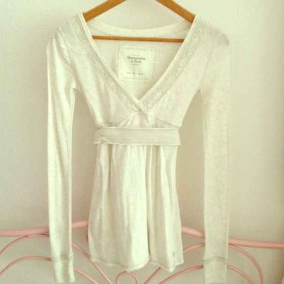 V neck long sleeve tee