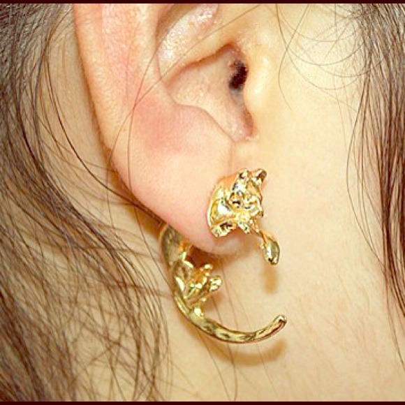 The cutest little kitty earring ever!