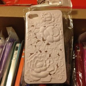 2 iPhone 4/4s cases and 1 hanging storage bag