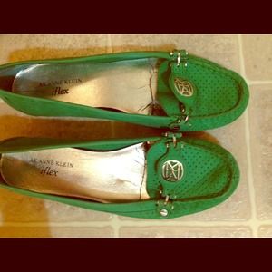 Kelly green ballet flats