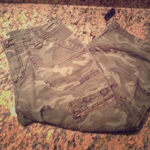 153) Women's Camo Capris