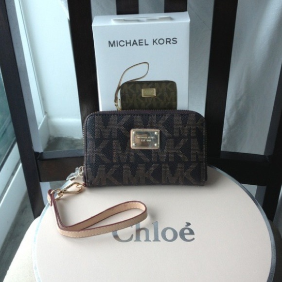 ⛔Sold⛔MK wristlet for iPhone 4,5