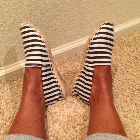 ❌SOLD❌@emeraldtrunk Striped slip ons