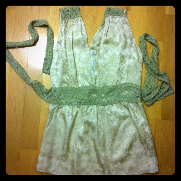 Silky top, lace detailing. Elegant and light top