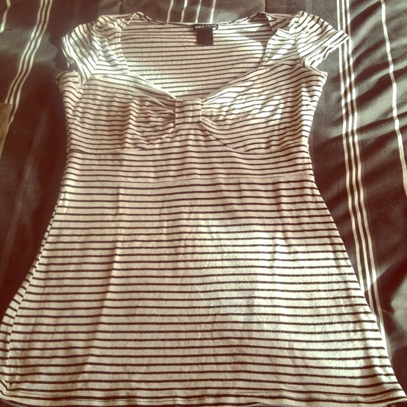 GIFTED 🎁Stripped Top with Bow.