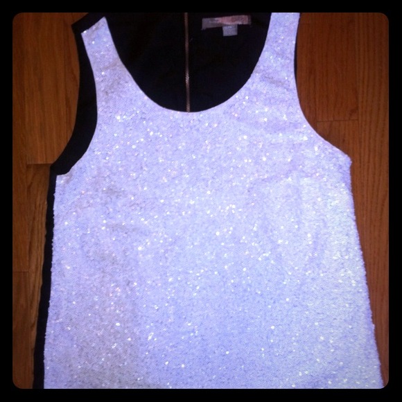 Sequined white and black top,forever 21 Xs NWOT 💕