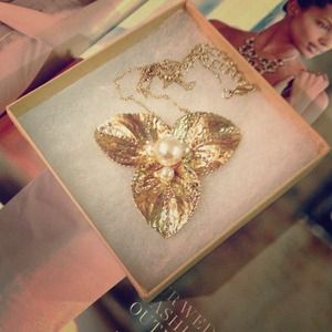 Beautiful & bold gold flower necklace