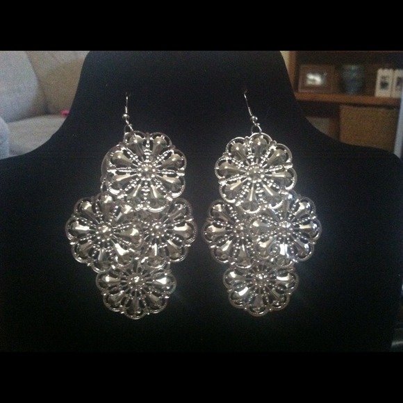 Earrings - Picture 1 of 2