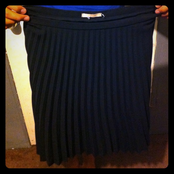 SOLD !!! FOREVER 21 FLOWY PLEADED SKIRT