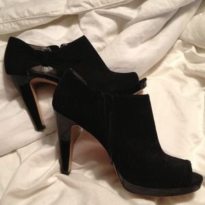 *REDUCED*NEVER WORN Peep toe Black suede like
