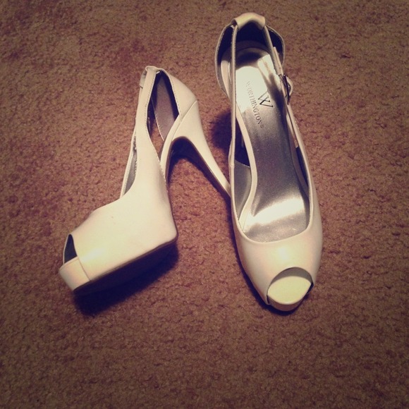 🔴🔴SOLD🔴🔴All white heels brand new