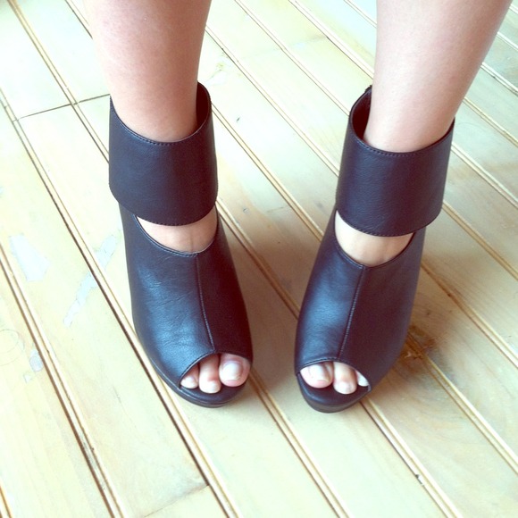 Black cut out ankle bootie - Picture 1 of 2
