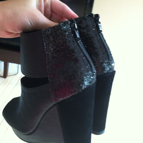 Black cut out ankle bootie - Picture 2 of 2