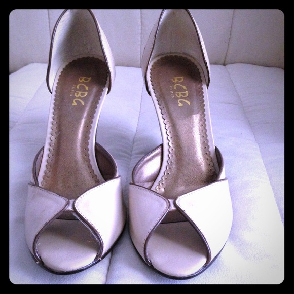 🚫Sold🚫BCBG beige wedges