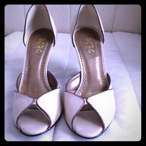 🚫Sold🚫BCBG beige wedges