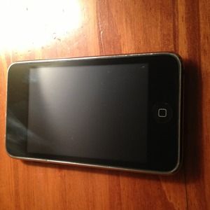 16G iPod Touch No Camera. Including Case.