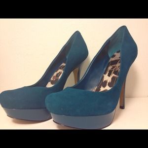 Jessica Simpson pumps