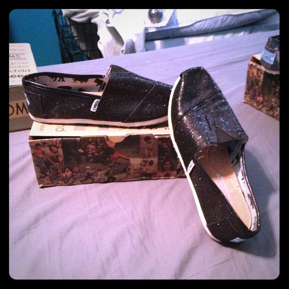 BUNDLED. black sparkley toms