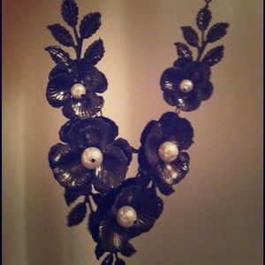 🌟REDUCED🌟NEW charming Charlie flower necklace