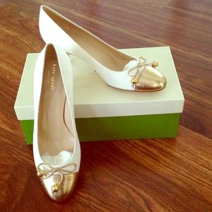 BNWT KATE SPADE ivory gold linen leather pumps