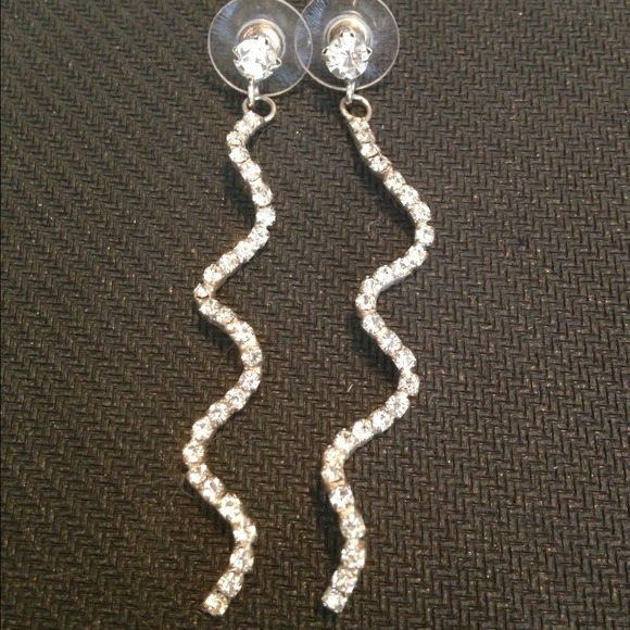 🚫Sold🚫2 pairs of costume dangling earrings - Picture 2 of 3