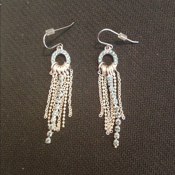 🚫Sold🚫2 pairs of costume dangling earrings - Picture 3 of 3