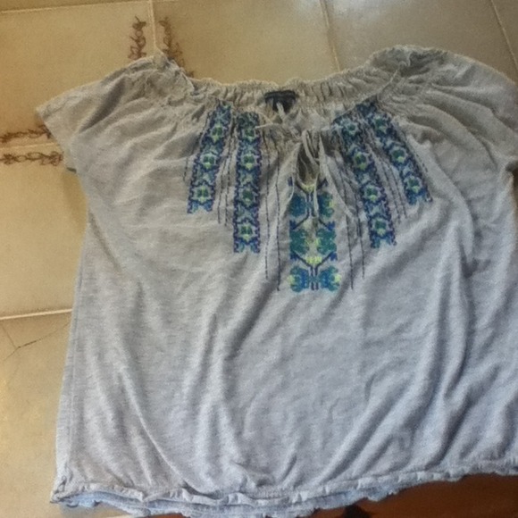 ❗REDUCED❗American Eagle Pretty top, bright details
