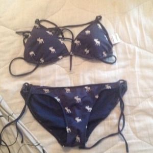 TRADED Abercrombie navy blue swimsuit size Kids L