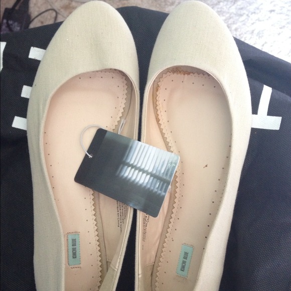 Urban Outfitters Shoes - Urban Outfitters size 8 nude canvas flats