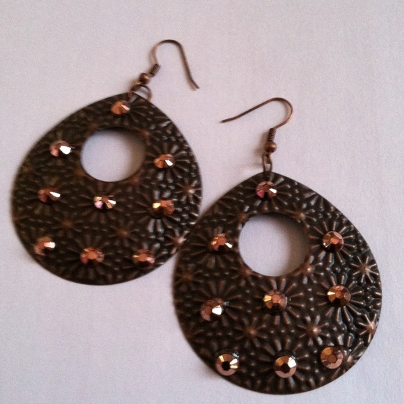 Rustic color teardrop shaped earrings.