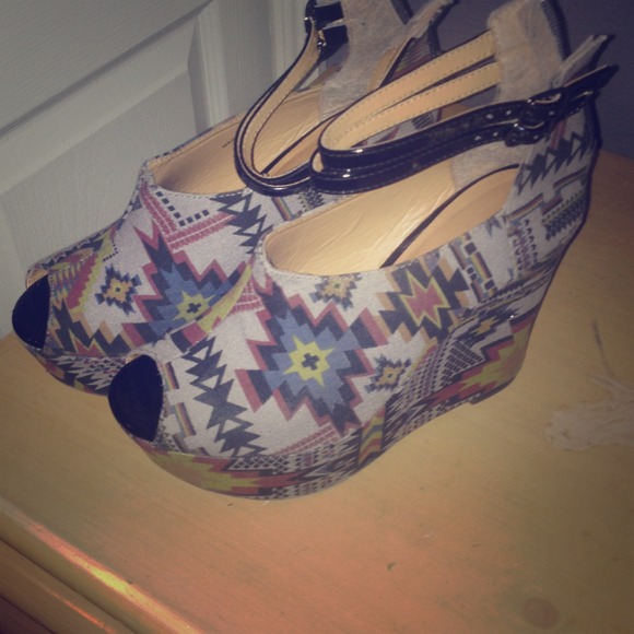 Aztec print wedge heels 💢price is negotiable💢 - Picture 1 of 4