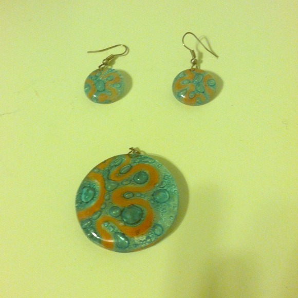 Glass necklace pendant and matching earrings