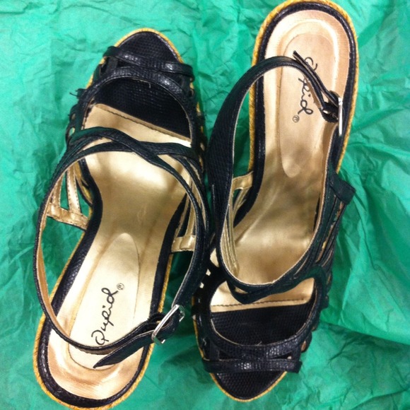 🎉Reduced Price🎉 Quipd black wedge