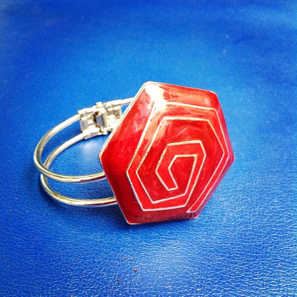 Art Deco Red swirl cuff NWOT❤