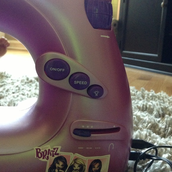 Sewing Machine - Picture 2 of 4