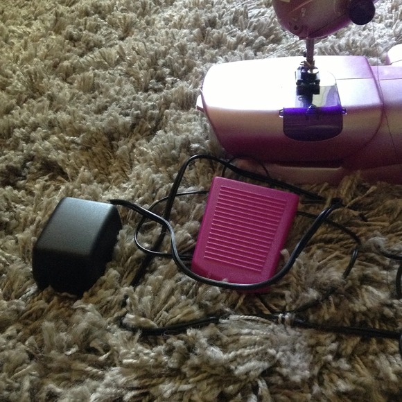 Sewing Machine - Picture 3 of 4