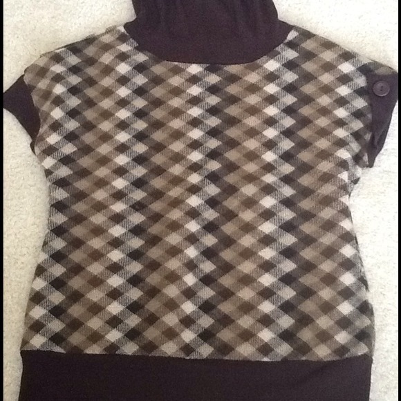 Turtle neck short sleeved sweater