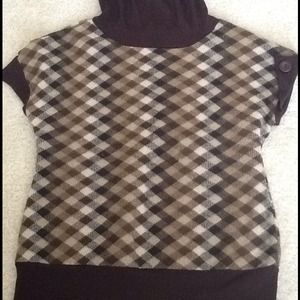 Turtle neck short sleeved sweater
