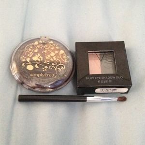 BRAND NEW EYESHADOW BUNDLE (FREE APPLICATOR BRUSH)