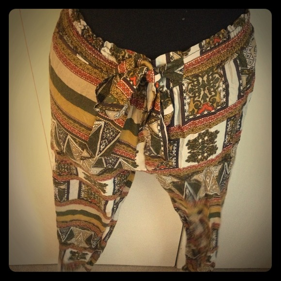 💵sold💰Cute TriBaL PRint tie front pants.