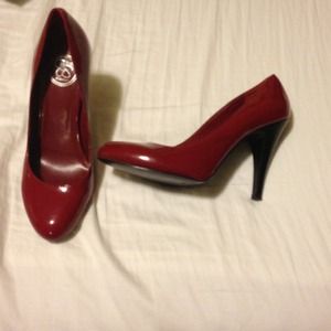 Jessica Simpson red pumps