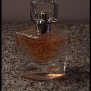 La-vie-est-belle perfume