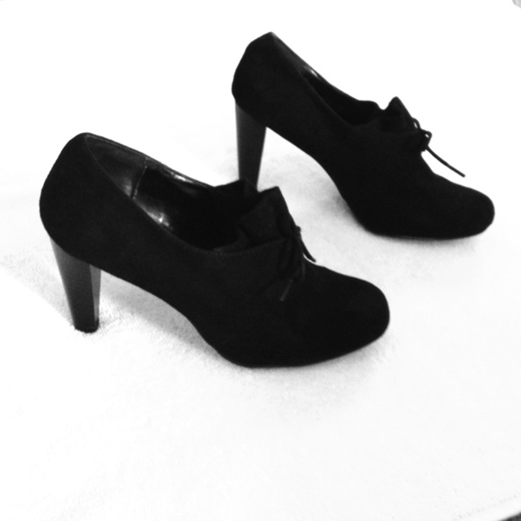 Bow Black heels!!! Size 7 brand new worn 1 time!