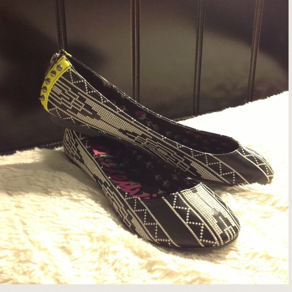 🎀SOLD IN BUNDLE🎀Betsey Johnson Flats - Picture 2 of 4