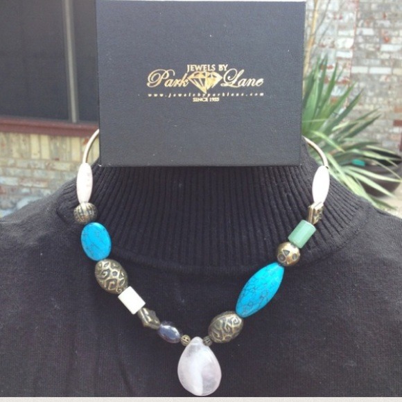 Beautiful Necklace & Matching Earrings - Picture 2 of 3