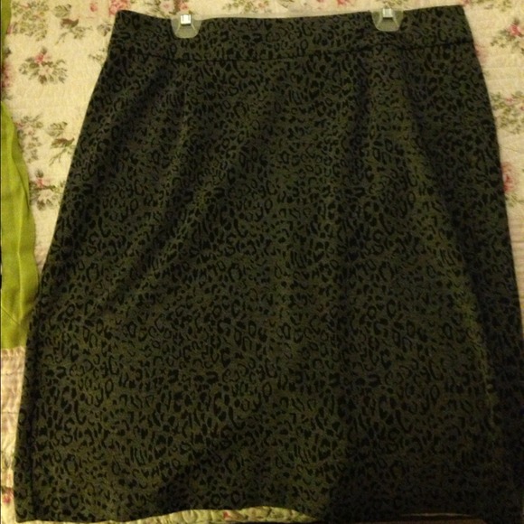 🌟SOLD in bundle🌟Black & Gray Leopard print skirt